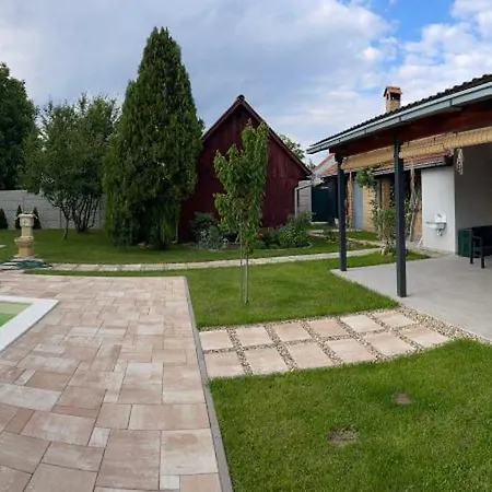 Petrovac Pool & Chill Vakantiehuis Backi Petrovac